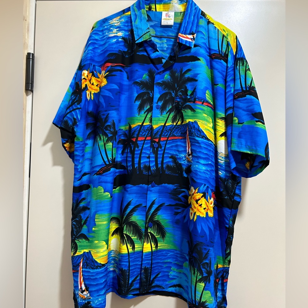 NWOT Beautiful summer Beach Casual short Sleeve Shirt in Large.